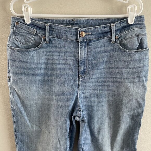 Chicos Platinum Collection Wmn 1.5 / 10 Light Wash Denim Straight Leg Crop Jeans - Picture 3 of 9